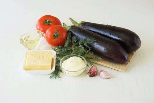 Рулетики из баклажанов с сыром, чесноком и помидорами на сковороде