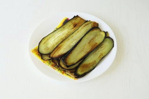 Рулетики из баклажанов с сыром, чесноком и помидорами на сковороде
