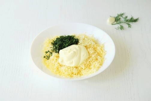 Рулетики из баклажанов с сыром, чесноком и помидорами на сковороде