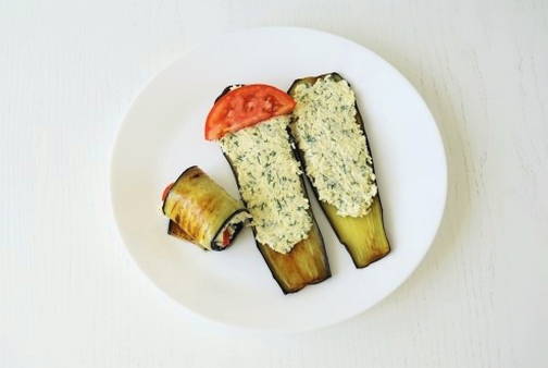 Рулетики из баклажанов с сыром, чесноком и помидорами на сковороде