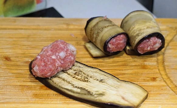 Рулетики из баклажанов с фаршем в духовке