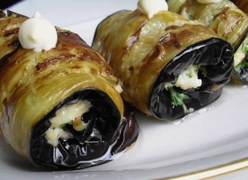 Рулетики из баклажанов с сыром и чесноком