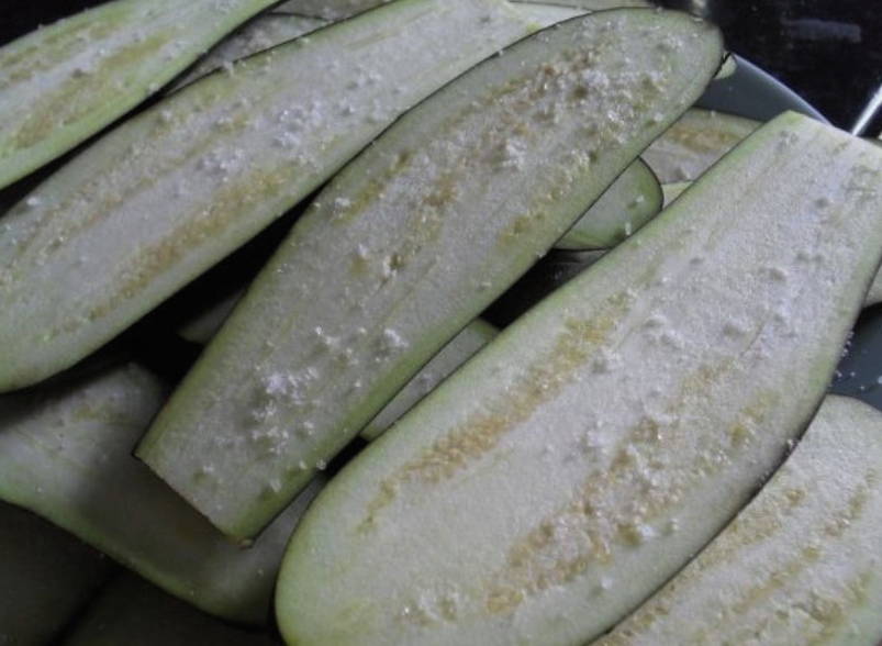 Рулетики из баклажанов с сыром и чесноком