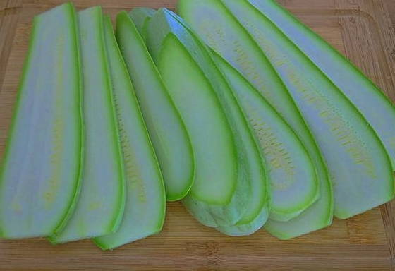 Рулетики из кабачков с творожным сыром и зеленью