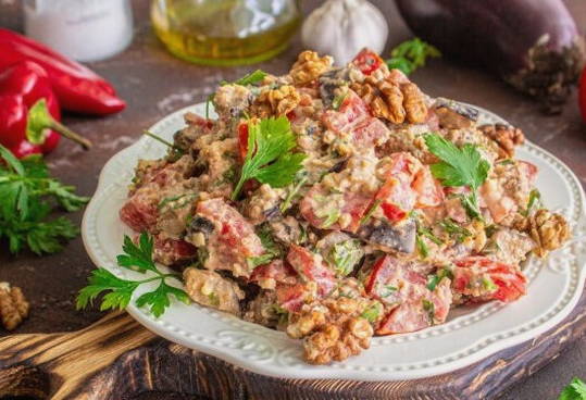 Салат с баклажанами и грецкими орехами