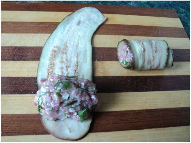 Рулетики из баклажанов с мясом в духовке