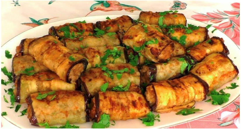Рулетики из баклажанов с фаршем на сковороде