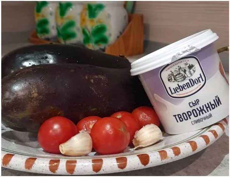 Рулетики из баклажанов с творожным сыром и чесноком Рулетики из баклажанов с творожным сыром и чесноком