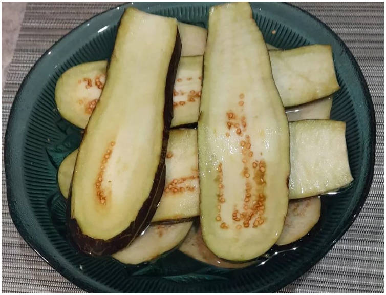 Рулетики из баклажанов с творожным сыром и чесноком Рулетики из баклажанов с творожным сыром и чесноком