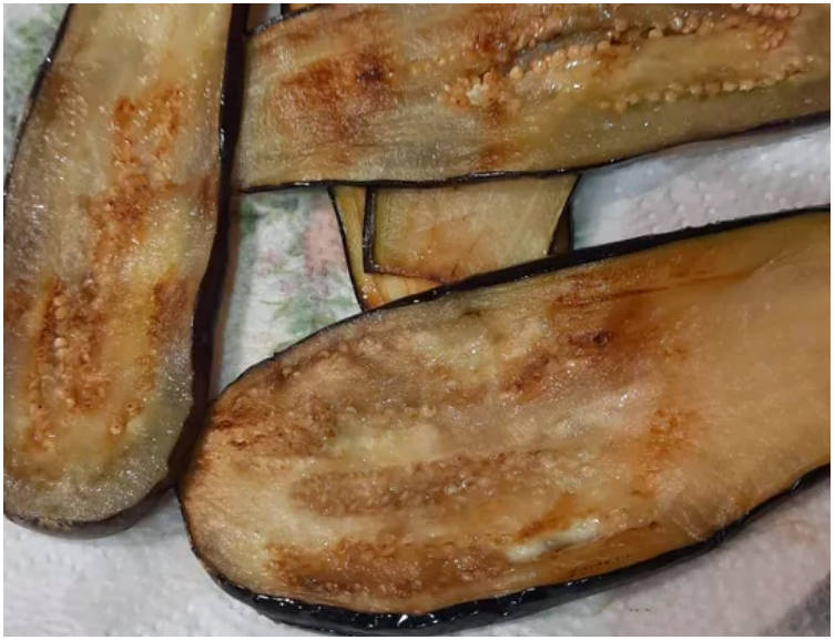 Рулетики из баклажанов с творожным сыром и чесноком Рулетики из баклажанов с творожным сыром и чесноком