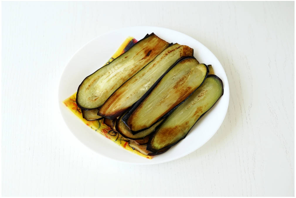 Рулеты из баклажанов с сыром, чесноком и помидорами
