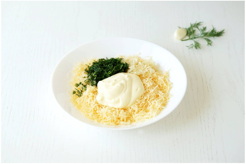 Рулеты из баклажанов с сыром, чесноком и помидорами