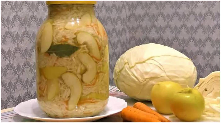 Моченые яблоки в капусте