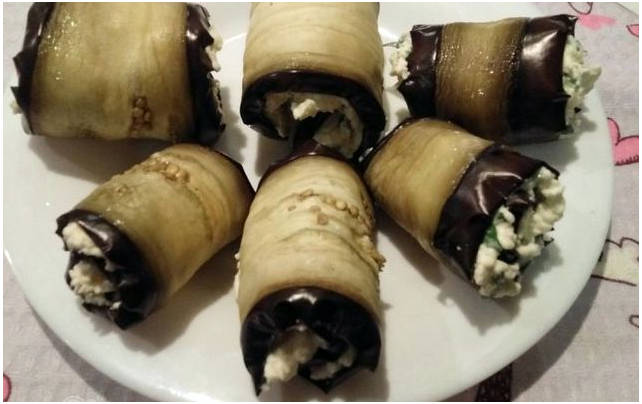 Рулетики из баклажанов с плавленым сыром и чесноком