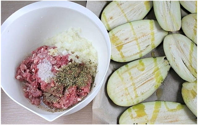 Рулетики из баклажанов с фаршем