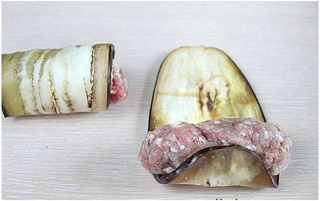 Рулетики из баклажанов с фаршем