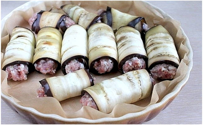 Рулетики из баклажанов с фаршем