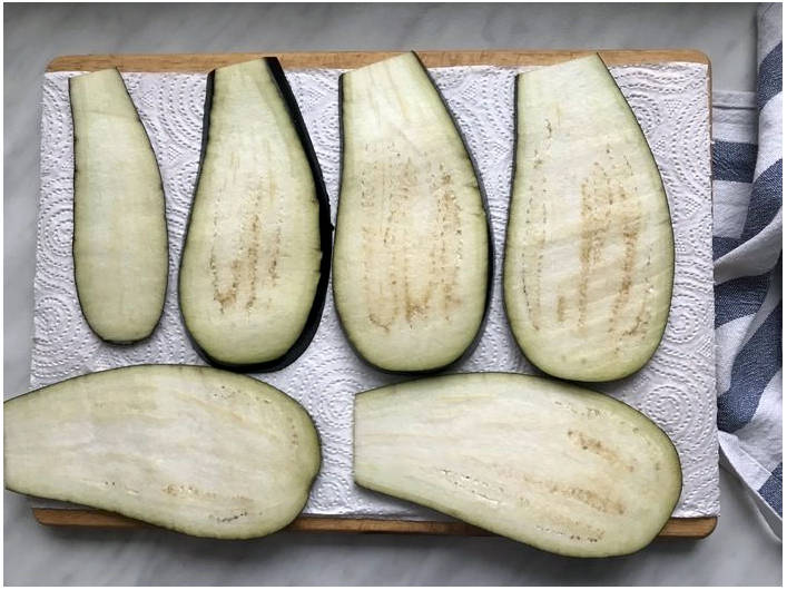 Рулетики из баклажанов с творожным сыром, чесноком и помидорами Рулетики из баклажанов с творожным сыром, чесноком и помидорами