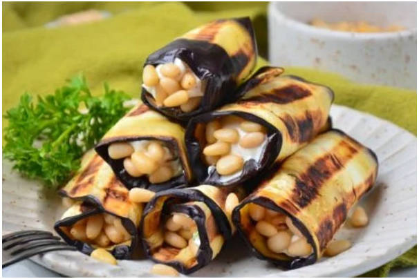 Рулетики из баклажанов с творожным сыром, чесноком и зеленью
