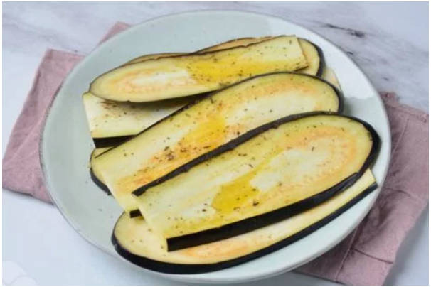 Рулетики из баклажанов с творожным сыром, чесноком и зеленью