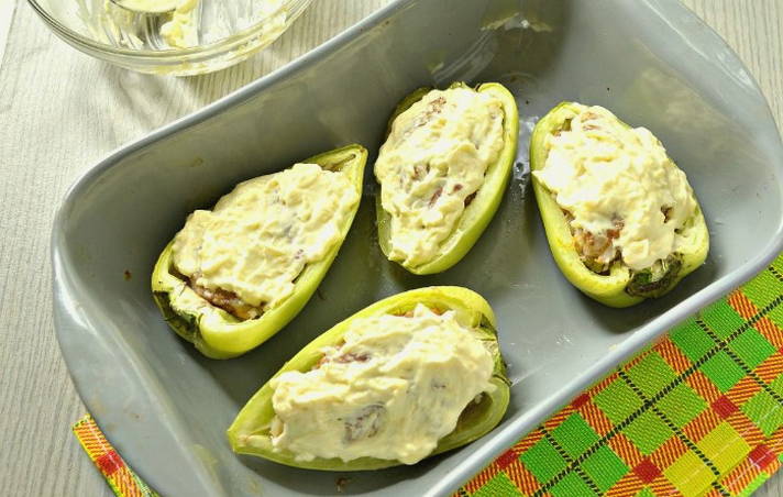 Фаршированный перец половинками с мясом и сыром в духовке