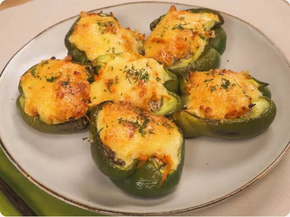 Перец, фаршированный мясом и рисом в духовке