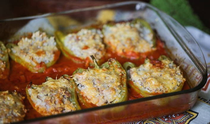 Фаршированный перец половинками с фаршем и сыром в духовке Фаршированный перец половинками с фаршем и сыром в духовке