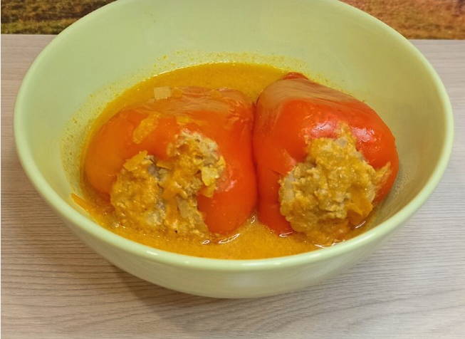 Тушеный фаршированный перец с морковью и луком в кастрюле