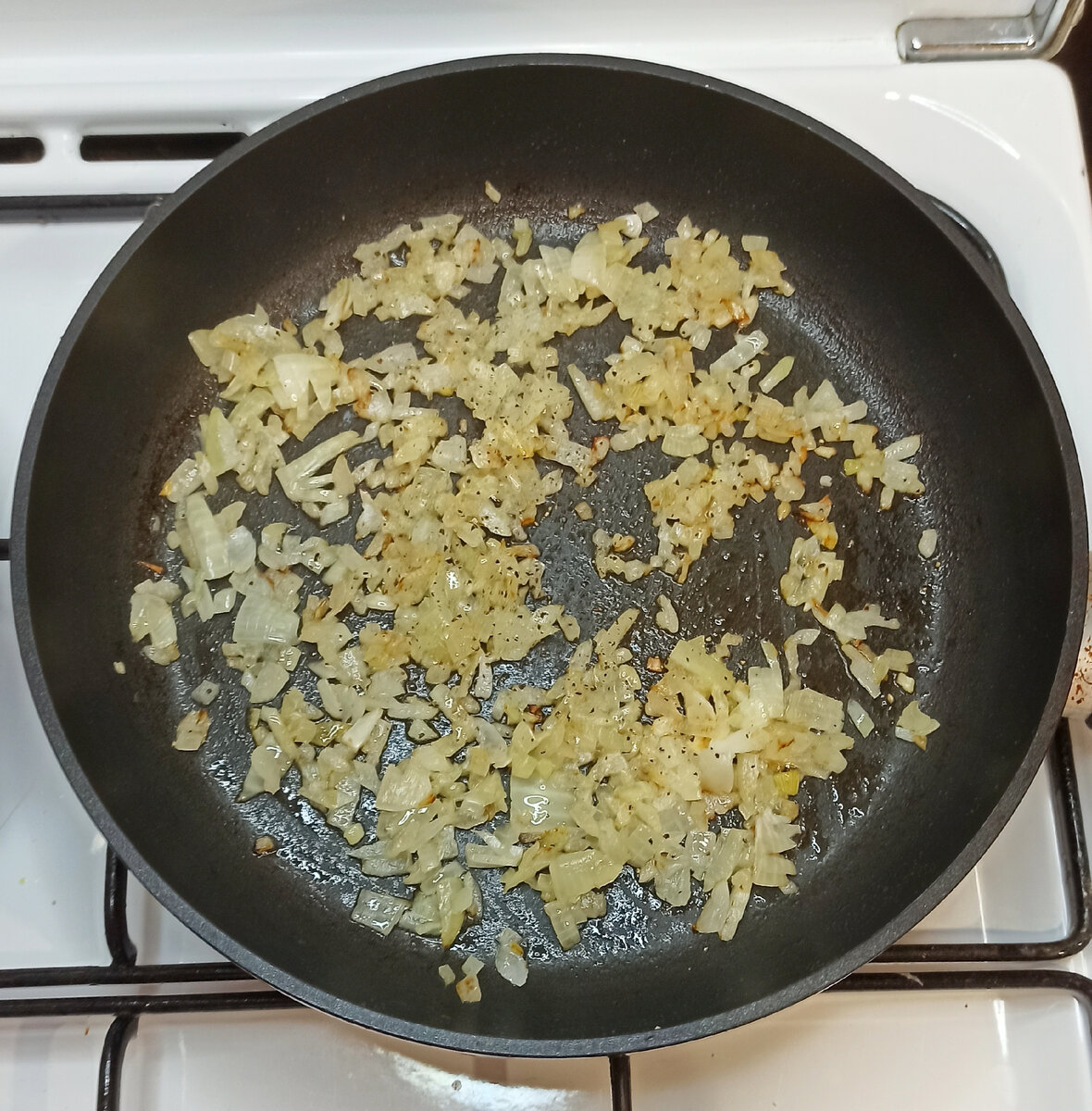 Тушеный фаршированный перец с морковью и луком в кастрюле