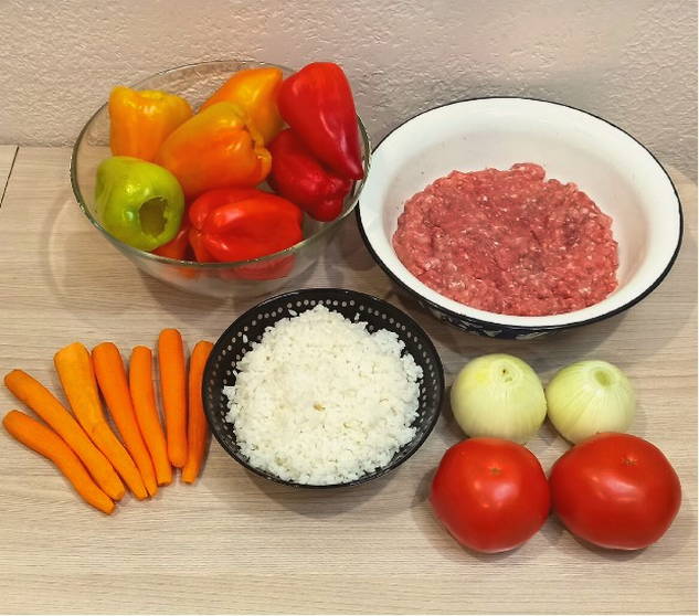 Тушеный фаршированный перец с морковью и луком в кастрюле