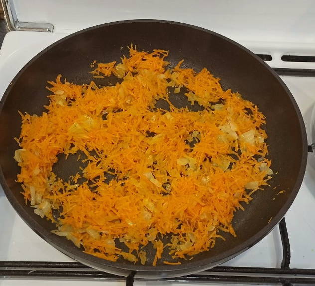 Тушеный фаршированный перец с морковью и луком в кастрюле