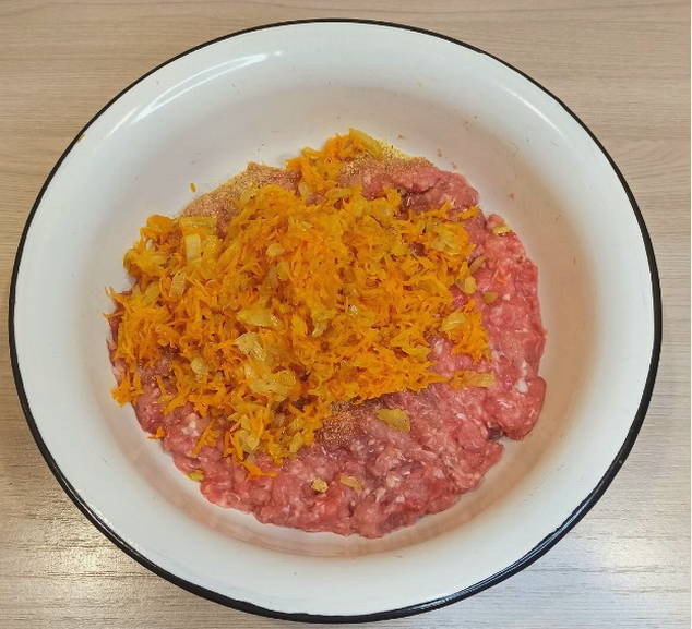 Тушеный фаршированный перец с морковью и луком в кастрюле