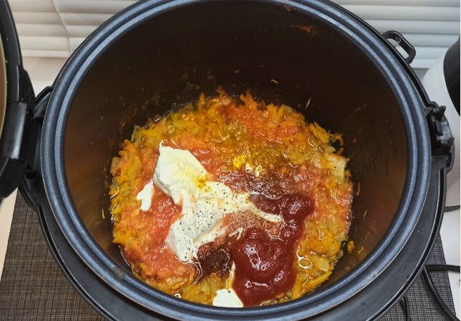 Тушеный фаршированный перец с морковью и луком в кастрюле