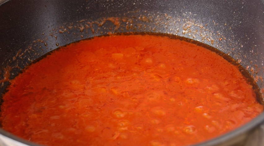 Перец, фаршированный овощами и рисом в кастрюле