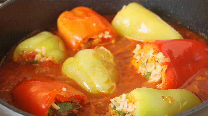 Перец, фаршированный овощами и рисом в кастрюле