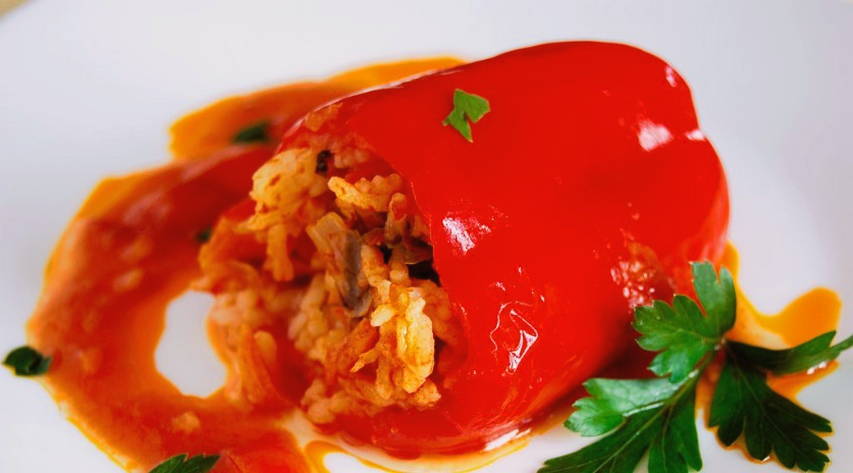 Перец, фаршированный овощами и рисом в кастрюле