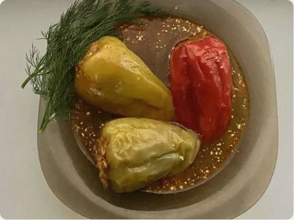 Классический фаршированный перец мясом и рисом с томатной подливкой в кастрюле