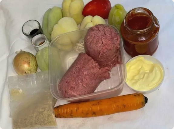 Классический фаршированный перец мясом и рисом с томатной подливкой в кастрюле