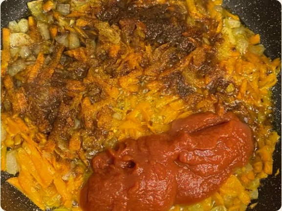 Классический фаршированный перец мясом и рисом с томатной подливкой в кастрюле