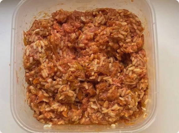 Классический фаршированный перец мясом и рисом с томатной подливкой в кастрюле