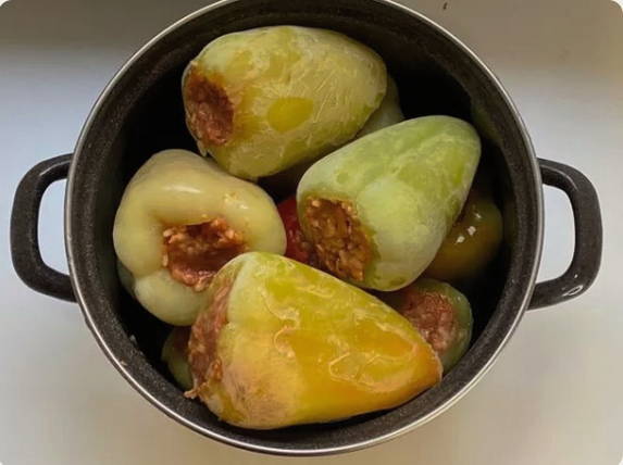 Классический фаршированный перец мясом и рисом с томатной подливкой в кастрюле
