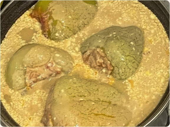 Классический фаршированный перец мясом и рисом с томатной подливкой в кастрюле