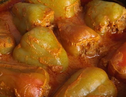 Классический перец, фаршированным мясом и рисом с томатно-сметанной подливкой в кастрюле