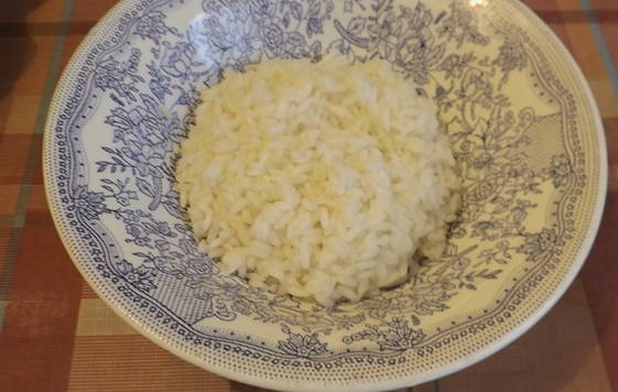 Классический перец, фаршированным мясом и рисом с томатно-сметанной подливкой в кастрюле