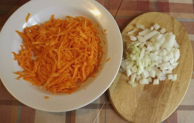 Классический перец, фаршированным мясом и рисом с томатно-сметанной подливкой в кастрюле
