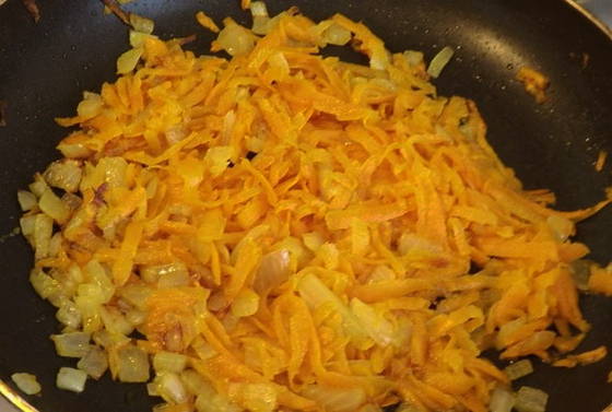 Классический перец, фаршированным мясом и рисом с томатно-сметанной подливкой в кастрюле