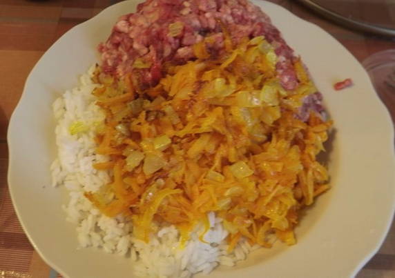Классический перец, фаршированным мясом и рисом с томатно-сметанной подливкой в кастрюле
