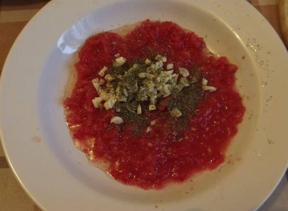 Классический перец, фаршированным мясом и рисом с томатно-сметанной подливкой в кастрюле