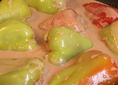 Классический перец, фаршированным мясом и рисом с томатно-сметанной подливкой в кастрюле
