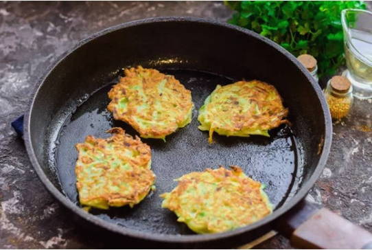 Оладьи из кабачков и картофеля на сковороде